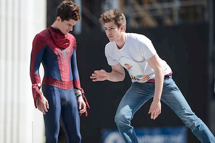 23 Celebrities Hanging Out With Their Stunt Doubles - Andrew Garfield rehearsing a scene with his stunt double on the set of "The Amazing Spider-Man 2."