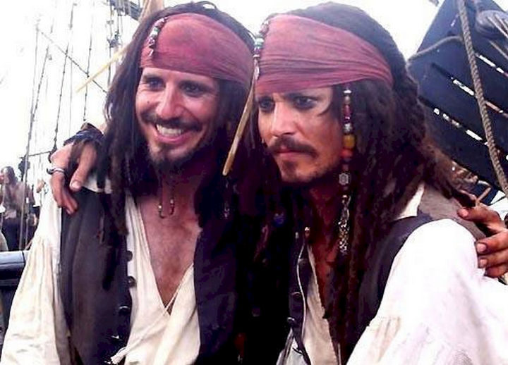 23 Celebrities Hanging Out With Their Stunt Doubles - Johnny Depp with his stunt double on the set of "Pirates of the Caribbean."