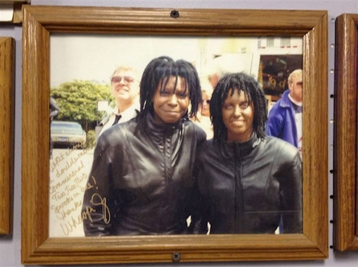23 Celebrities Hanging Out With Their Stunt Doubles - Whoopi Goldberg and her stunt double on the set of "Burglar."