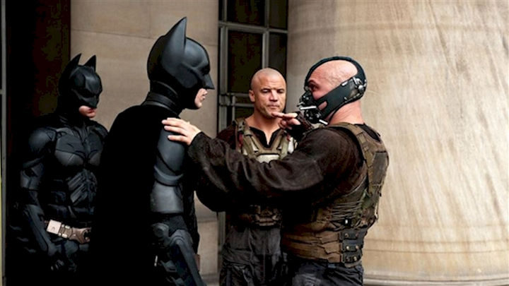 23 Celebrities Hanging Out With Their Stunt Doubles - Christian Bale and Tom Hardy go through a scene with their respective stunt doubles on the set of "The Dark Knight Rises."