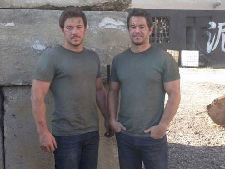 23 Celebrities Hanging Out With Their Stunt Doubles - Mark Wahlberg and his stunt double hanging out of the set of "Transformers: Age of Extinction."