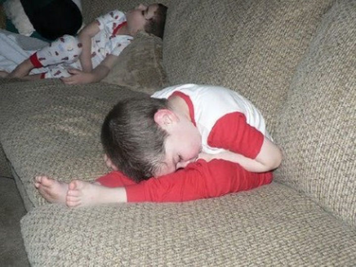 25 Kids Sleeping in the Strangest Places - Fell asleep while stretching?