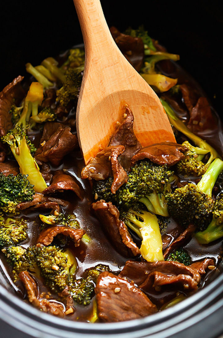 26 Crock Pot Dump Meals - Slow cooker broccoli beef.