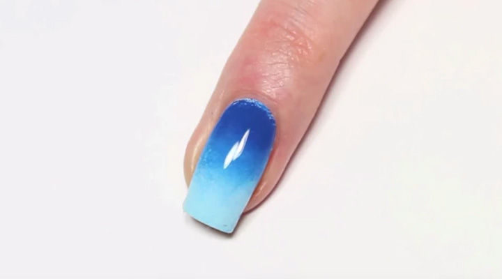 17 Gradient Nails - This ocean blue gradient look incredible.