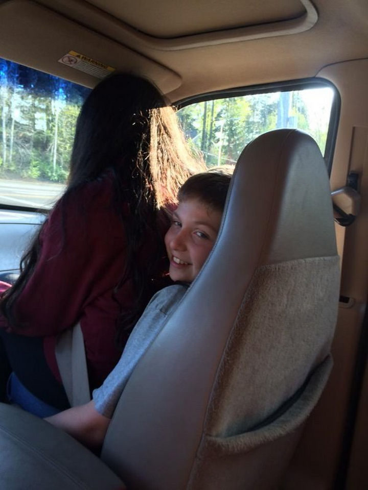 19 Photos of Growing up With Sisters - When both of you call shotgun.