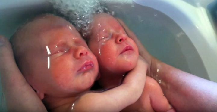 Twin Newborns Remain Calm During their Thalasso Baby Bath.