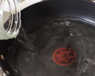 He Pours White Vinegar in a Frying Pan. The Result? I Never Would Have Known…