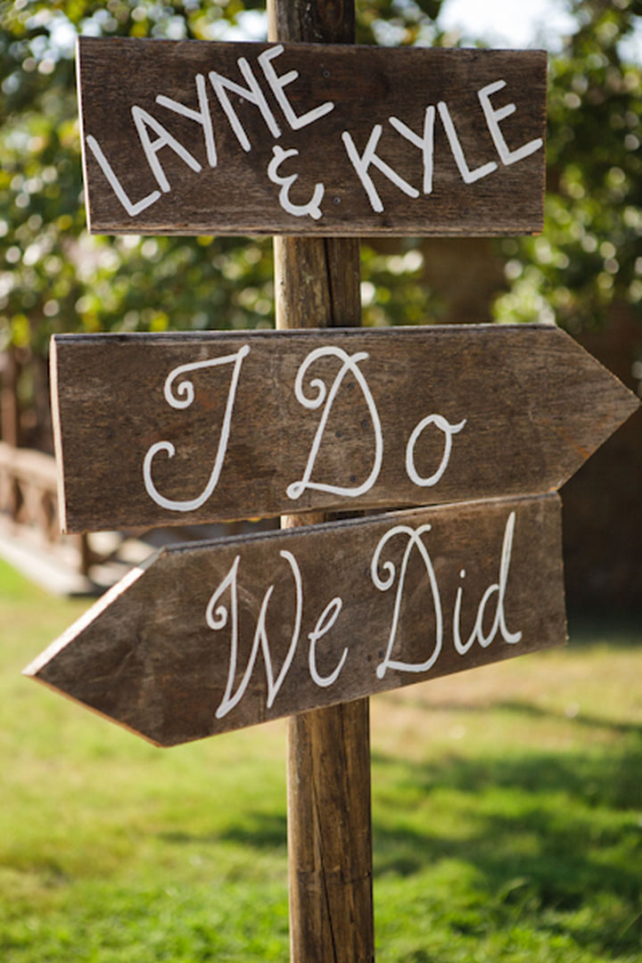 18 Wedding Signs That Are So Perfect - Directions to the wedding ceremony.