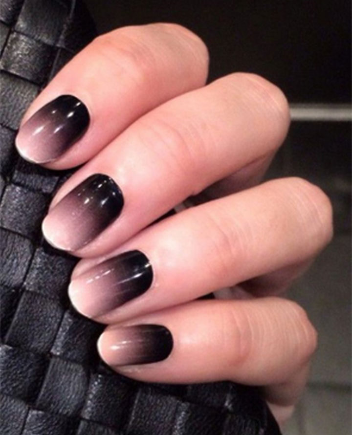 Gorgeous black ombré nails.