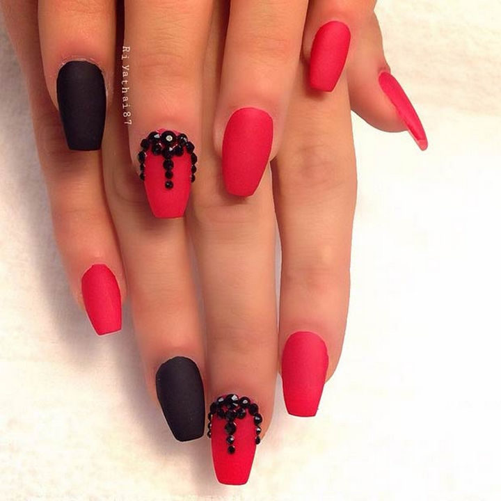 20 Matte Nails - A sexy black and red nail art design.