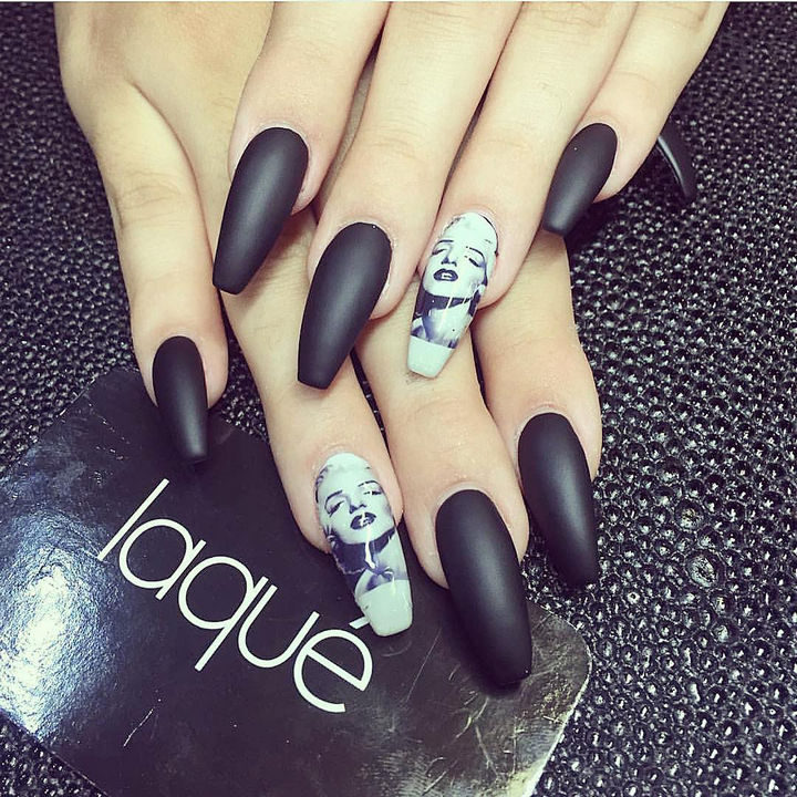 20 Matte Nails - Matte black nails with striking Marilyn Monroe accent nails.