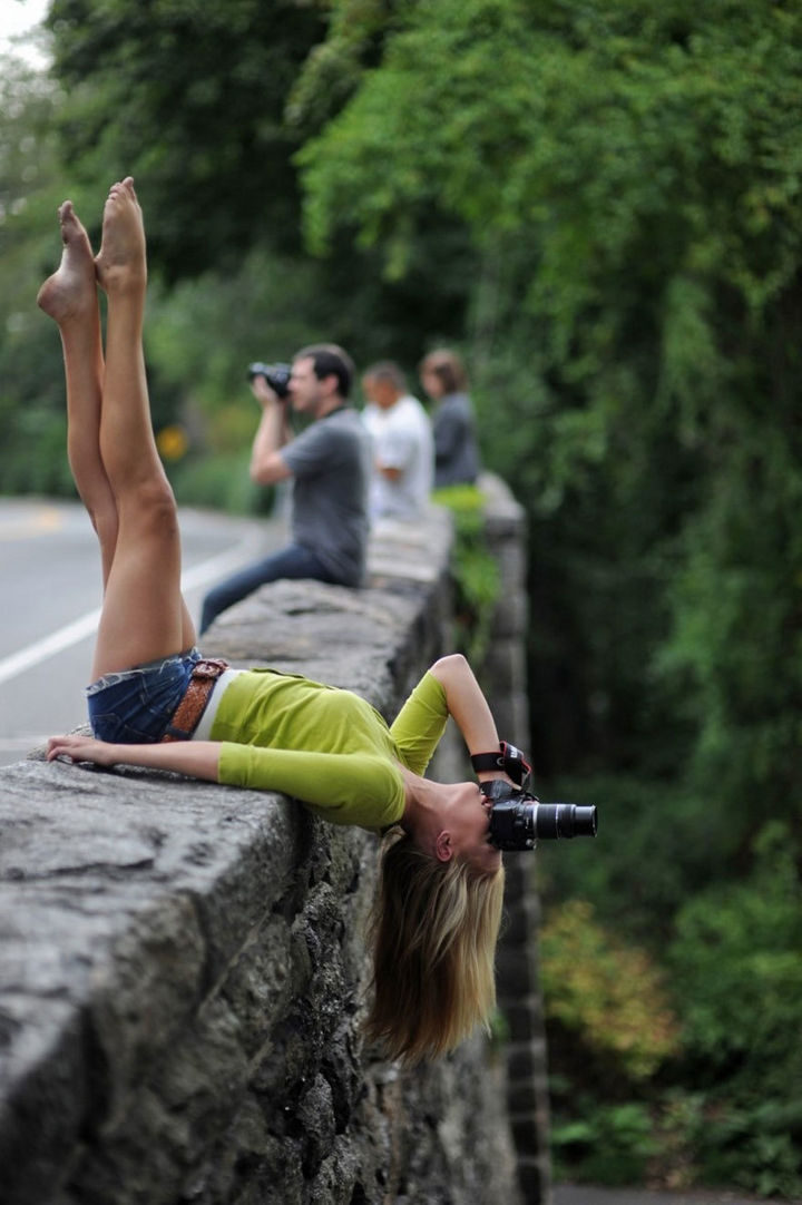 32 People Who Look Fear in the Eyes - Photographers do anything to get the best shot.
