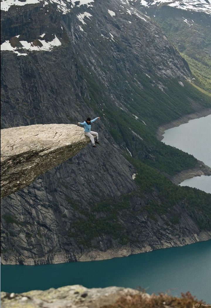 32 People Who Look Fear in the Eyes - Taking a break on Trolltunga in Norway.