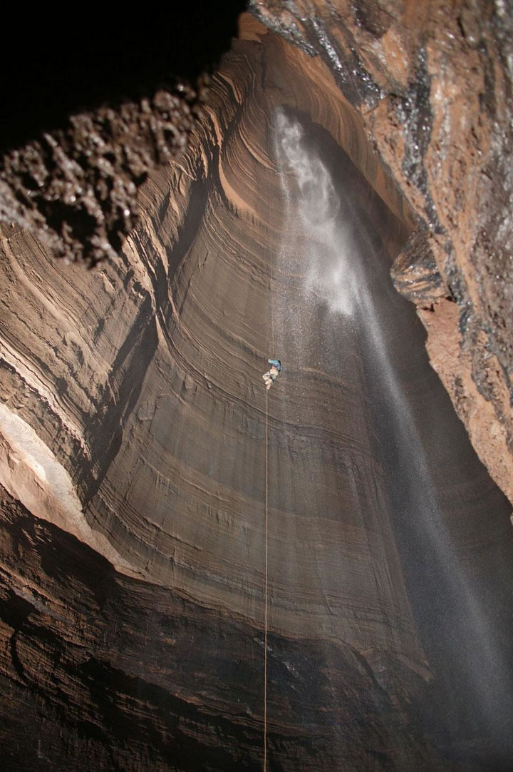 32 People Who Look Fear in the Eyes - Exploring caverns.