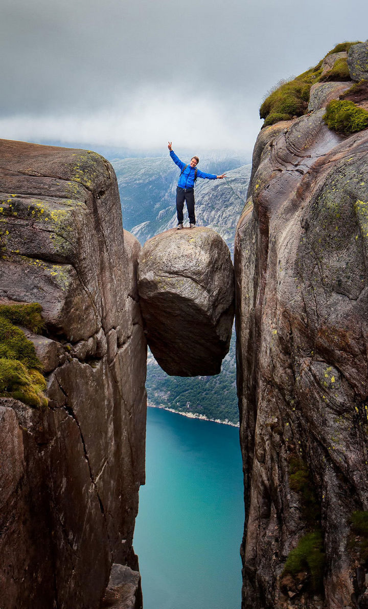 32 People Who Look Fear in the Eyes - Stuck between a rock and a hard place.