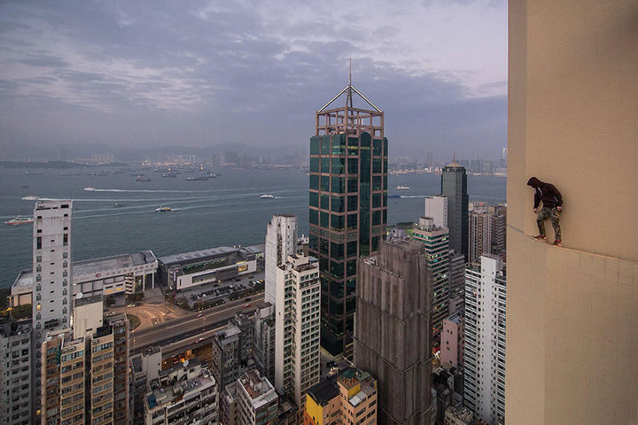 32 People Who Look Fear in the Eyes - Rooftopping in Hong Kong.