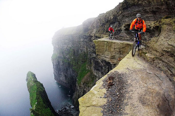 32 People Who Look Fear in the Eyes - Extreme biking.