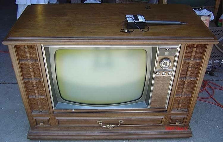 34 Dingen Als Je Opgroeide in de jaren 60 of 70 - Je hield van je Zenith-tv, zelfs als je moest opstaan om van kanaal te veranderen.