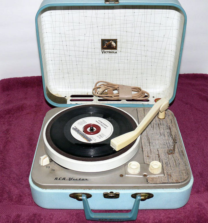 34 Things If You Grown Up in the 60s or 70s - Your record player looked like this.