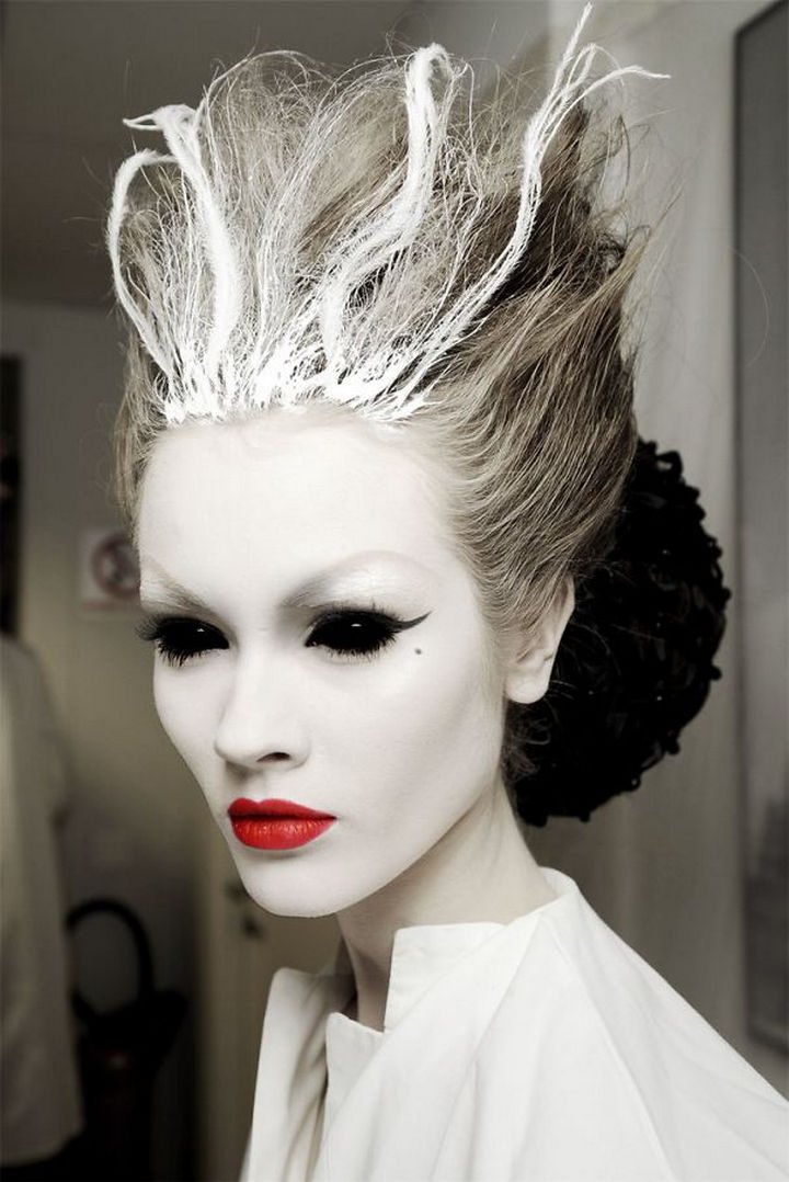 37 Scary Face Halloween Makeup Ideas - Ice queen.