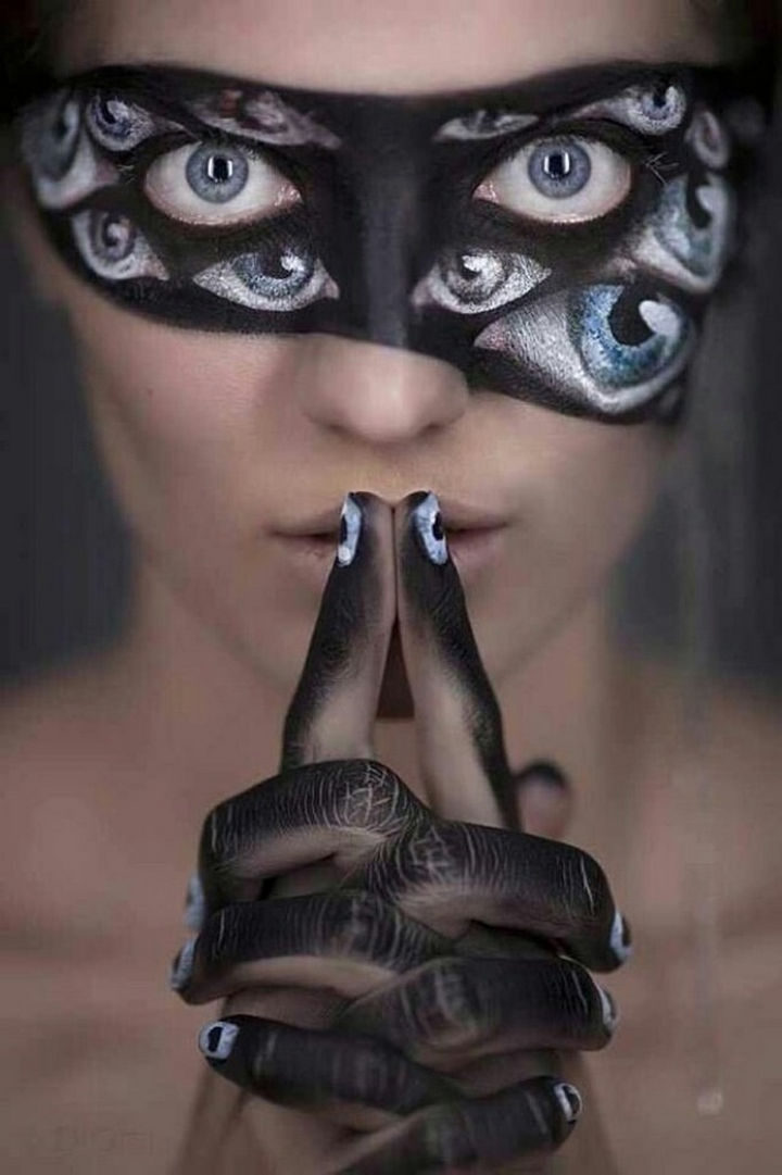 37 Scary Face Halloween Makeup Ideas - A spooky eye mask.