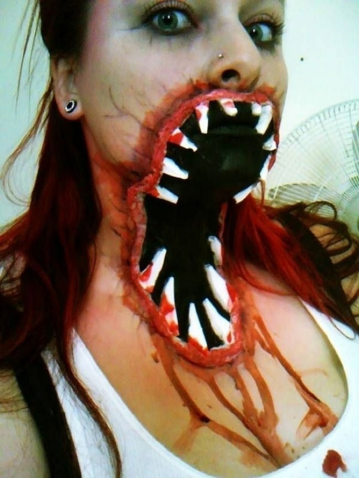 37 Scary Face Halloween Makeup Ideas - Gaping mouth.