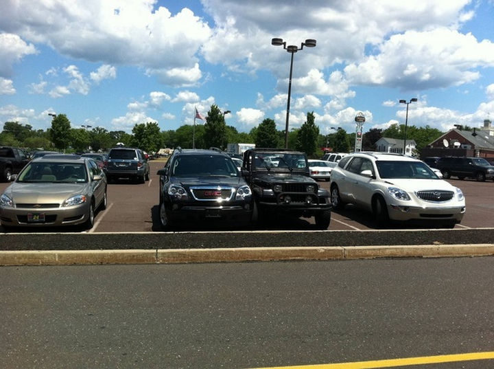 19 Bad Parking Fails - A little too close for comfort.