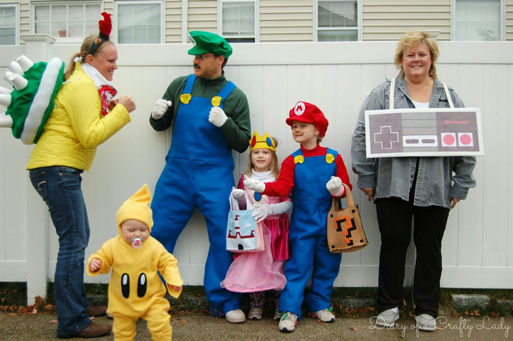 23 Costumes de Super Mario et Luigi - Toute la famille participe au plaisir de Super Mario, y compris Grand-mère habilement habillée en contrôleur NES. Fantastique!