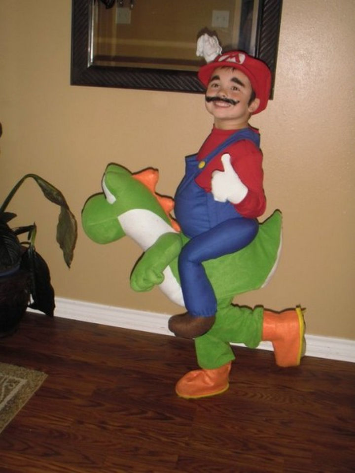 23 Costumes de Super Mario et Luigi - Super Mario chevauchant Yoshi dans le monde de Super Mario.