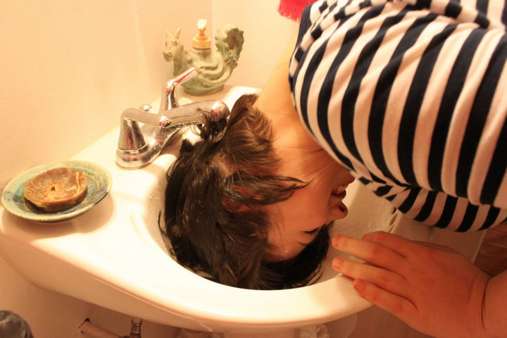 25 Lazy Girl Hair Hacks - If your hair needs a wash, quickly wash your hair in the sink.