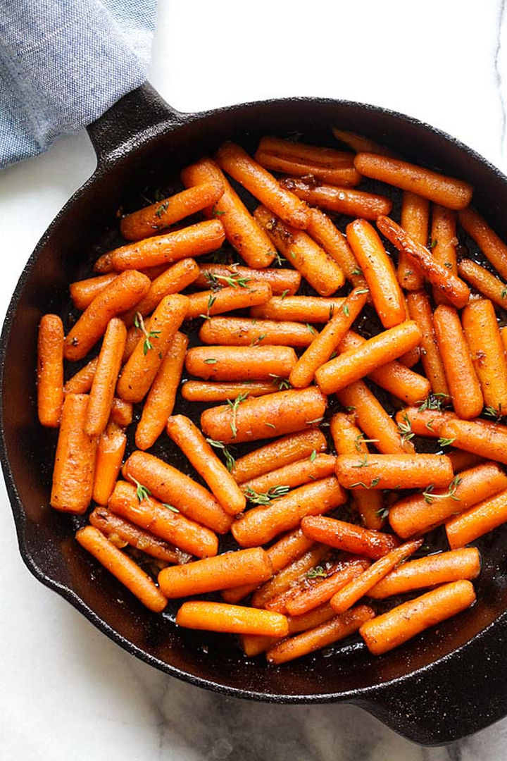 20 Top Pinterest Thanksgiving Recipes - Brown Butter Garlic Honey Roasted Carrots Recipe.
