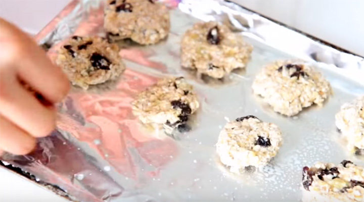3-ingredient oatmeal cookies recipe - Spray a cookie sheet with cooking spray and drop cookie batter by tablespoonfuls. If you prefer thinner cookies, press down with a fork.