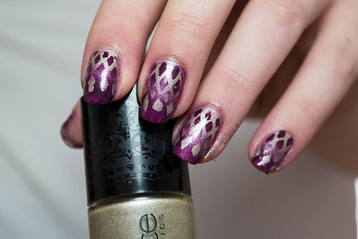These diamond reverse gradient nails are so pretty.