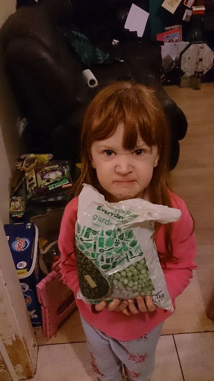 22 People Feeling the Pinch at Christmas - This little girl asked for 'Frozen' gifts because she loves the movie.
