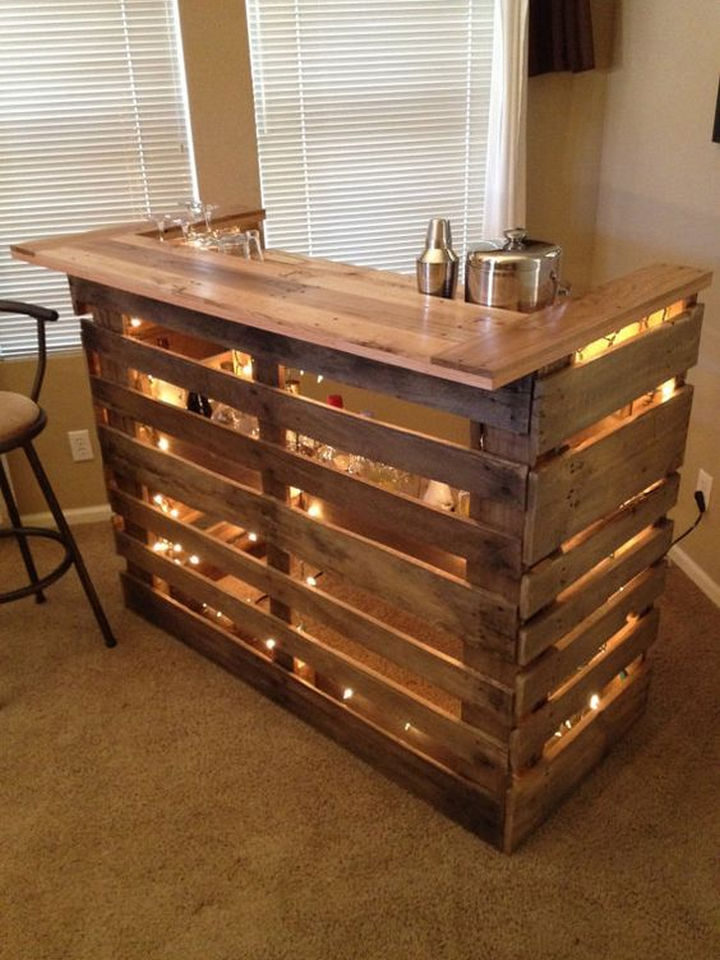 18 DIY Bars and Bar Carts - Reclaimed wood pallet bar.