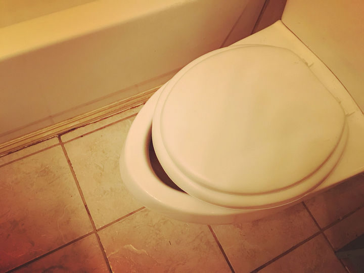 25 People Having a Really Bad Day - When you realize that not all toilet seats are the same.