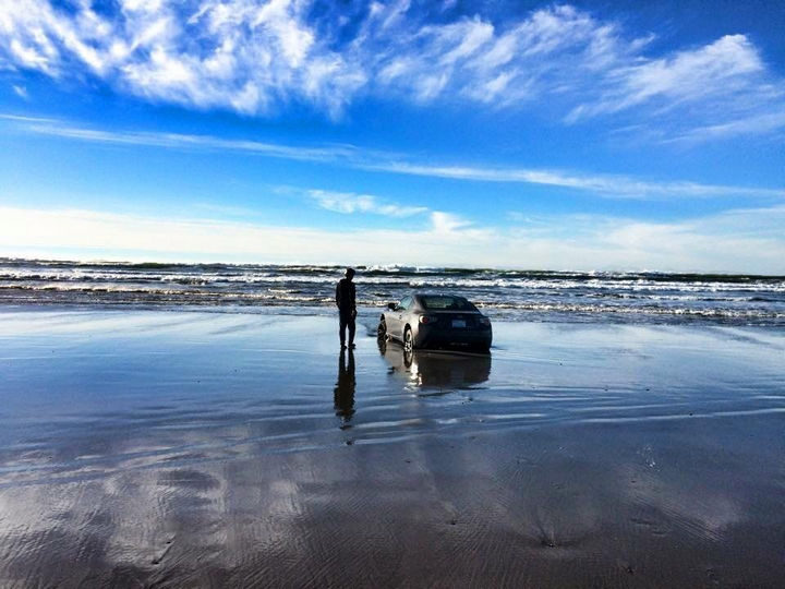 25 People Having a Really Bad Day - When you wanted to impress the girls at the beach with your new sports car.