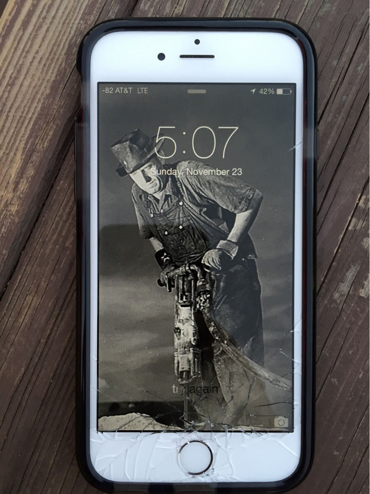 31 People Making the Best of a Bad Situation - This background couldn't be more fitting for this broken iPhone screen.