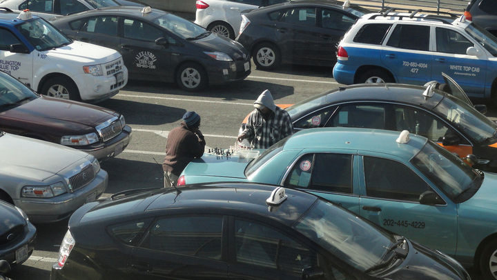31 People Making the Best of a Bad Situation - Taxi drivers playing chess during a gridlock.