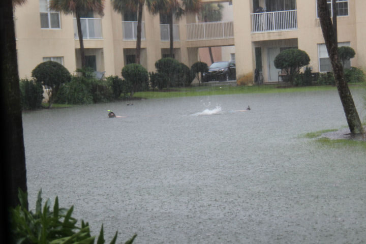 31 People Making the Best of a Bad Situation - When your apartment complex gets flooded...go swimming!