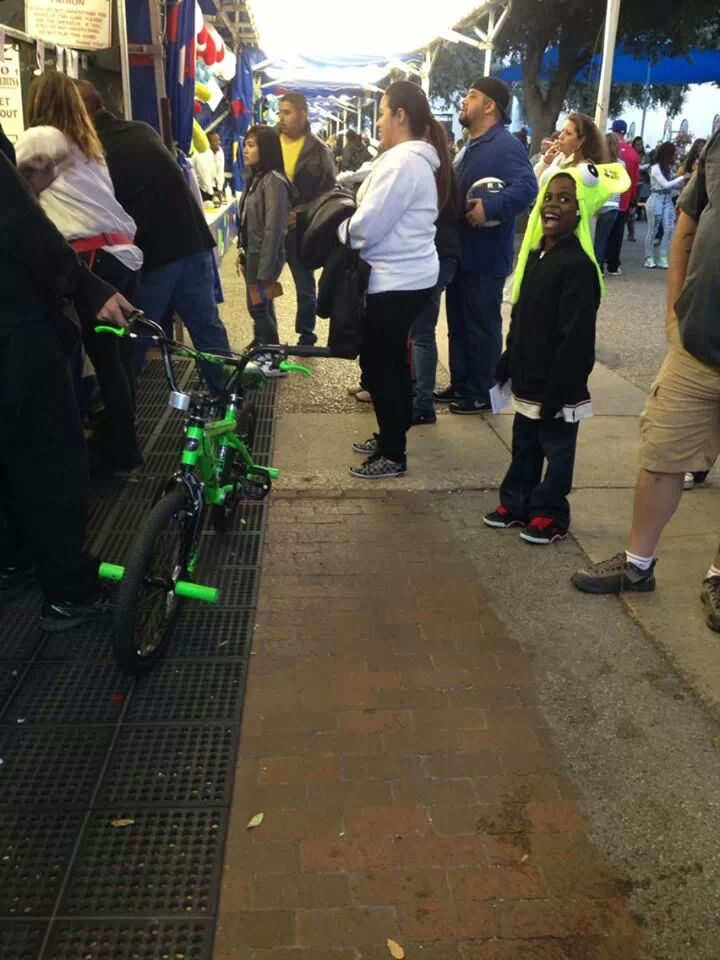 10 Random Acts of Kindness - Someone winning a bike at the Texas State Fair and giving it to an overjoyed young boy. Look at that happy smile!