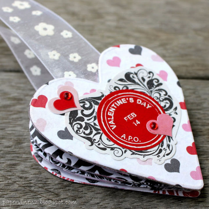 27 DIY Valentine's Day Crafts - Give Valentine's Day bookmark albums.