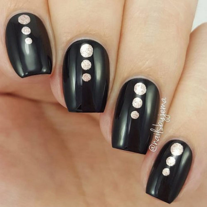 Black and rose gold dots that look so chic!
