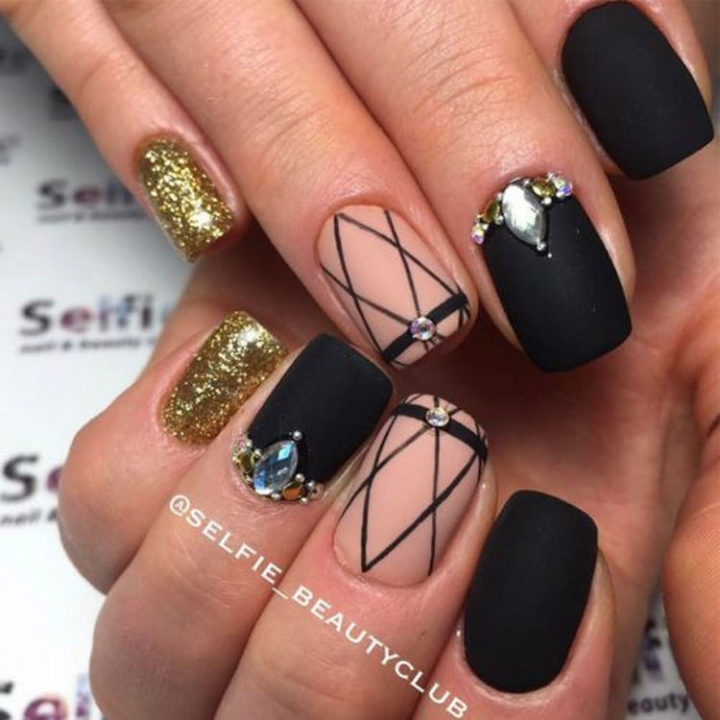 Beautiful winter nail art design where glitter and matte come together.