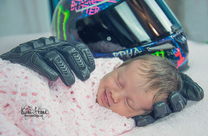 Kathryn wanted to pay tribute to her daughter Aubrey's late father. She took a photo with his gloves caressing their daughter and she had a beautiful smile.