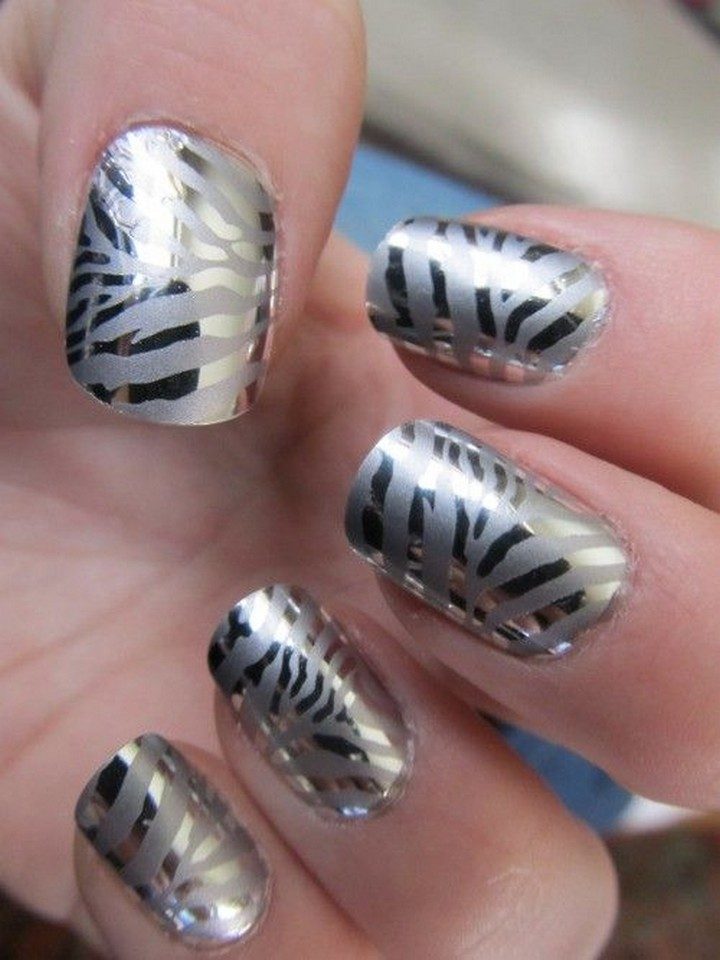 17 Chrome Nails - Gotta love these chrome zebra nails.