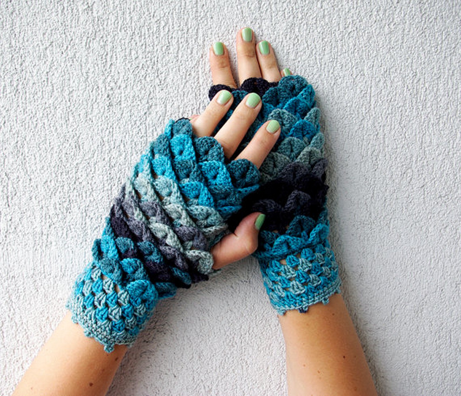 Crochet Dragon Scale Gloves Are All You Need When Winter Is Coming