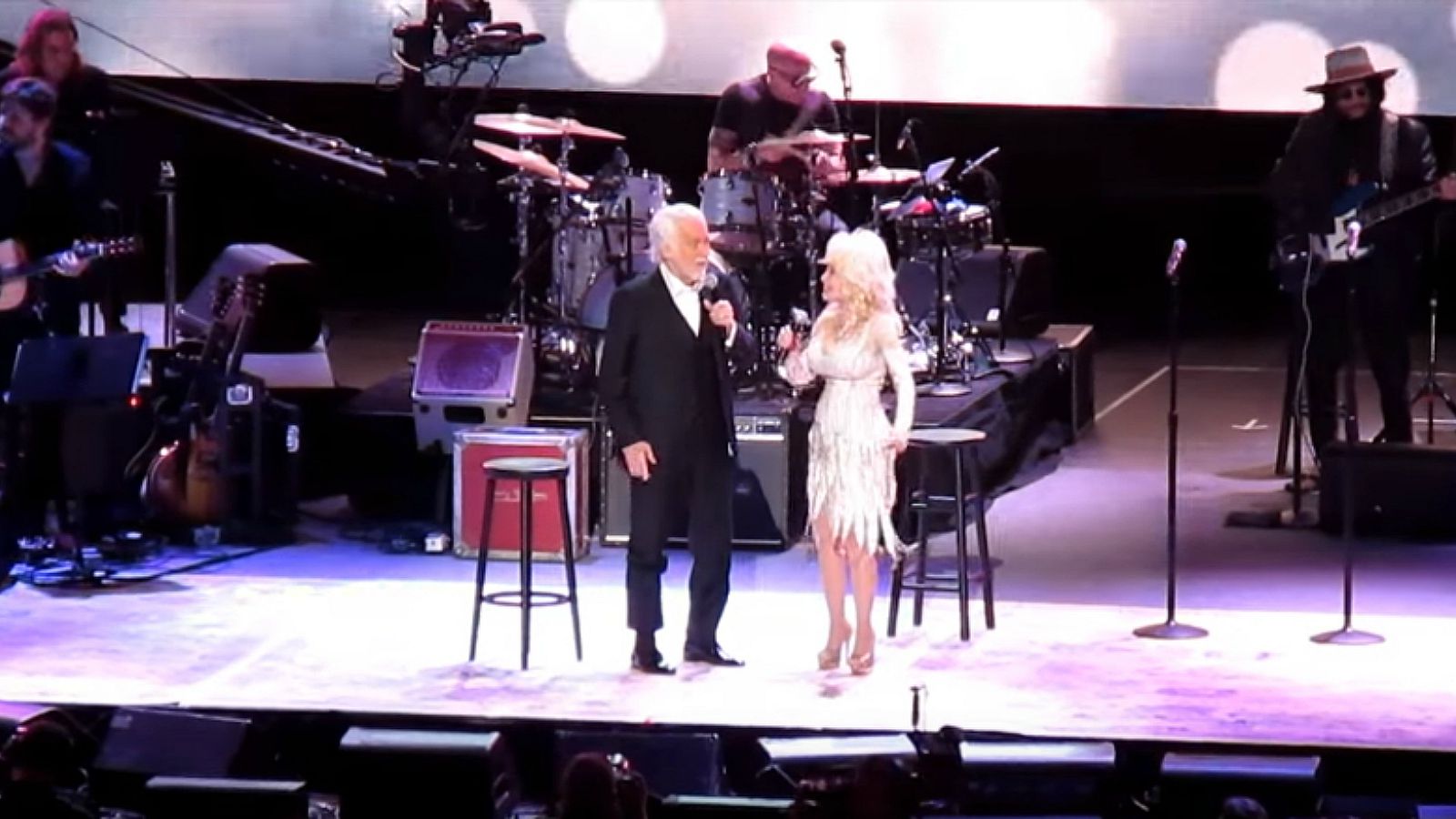 Kenny Rogers and Dolly Parton Sing Their Final Duet and Brings the Audience to Tears