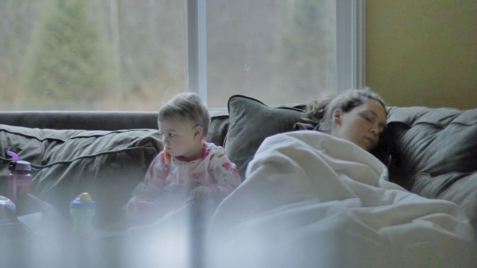This Exhausted Mom Fell Asleep in Front of Her Child. The Baby’s Reaction Is Beautiful.
