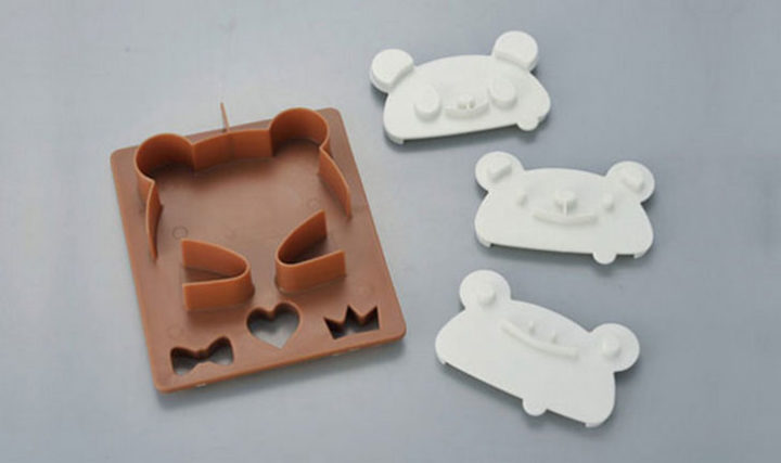 A panda bear toast cutter creates animal toast and features various stamps.